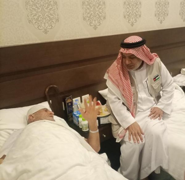 الخلايلة يعود حاجًا أردنيًا تعرض لكسر في الحوض