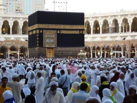 مئات آلاف الحجّاج يؤدون طواف القدوم حول الكعبة