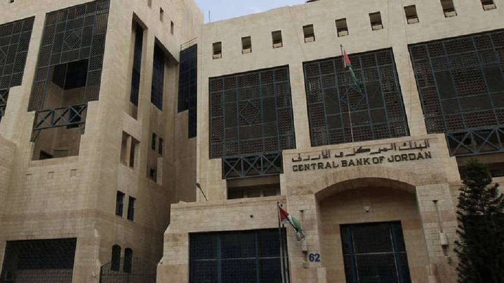 “المركزي” يعمم بضرورة عدم اللجوء لتعيين العمالة الوافدة