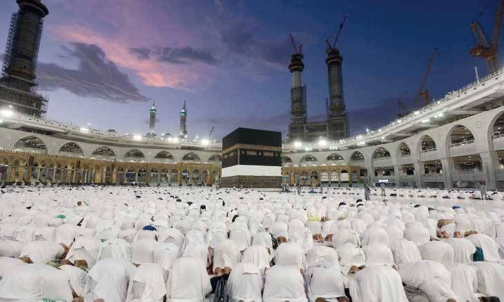 ضيوف الرحمن يبدأون مناسك الحج بقضاء يوم التروية في مشعر منى