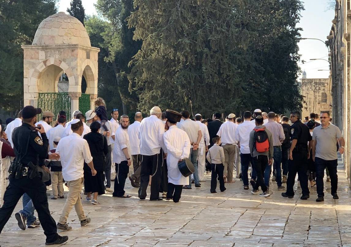عشرات المستوطنين يقتحمون الأقصى