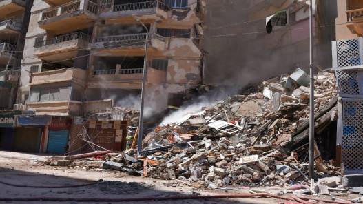 انهيار مبنى مكون من 14 طابقا في مصر