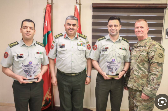 مدير الاتصالات في القيادة البرية الأميركية يكرّم ضباطا في الأمن السيبراني