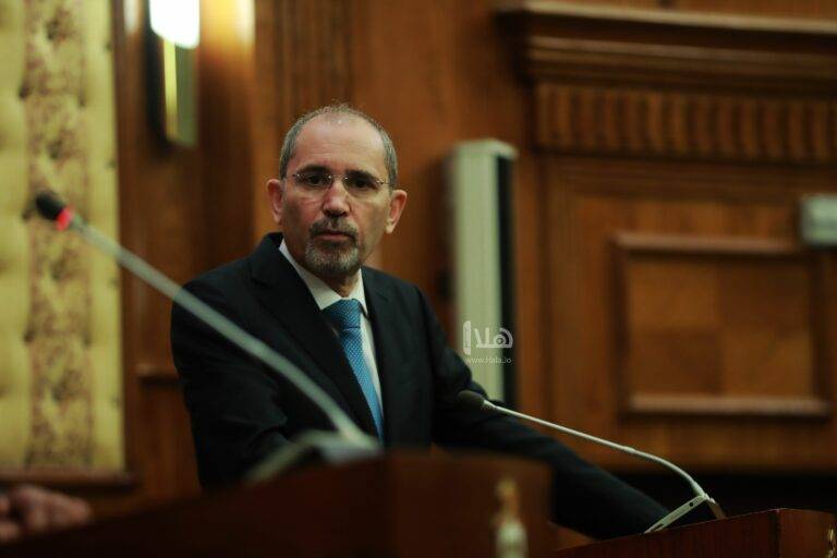 وزير الخارجية يتلقى اتصالا هاتفيا من نظيره البريطاني