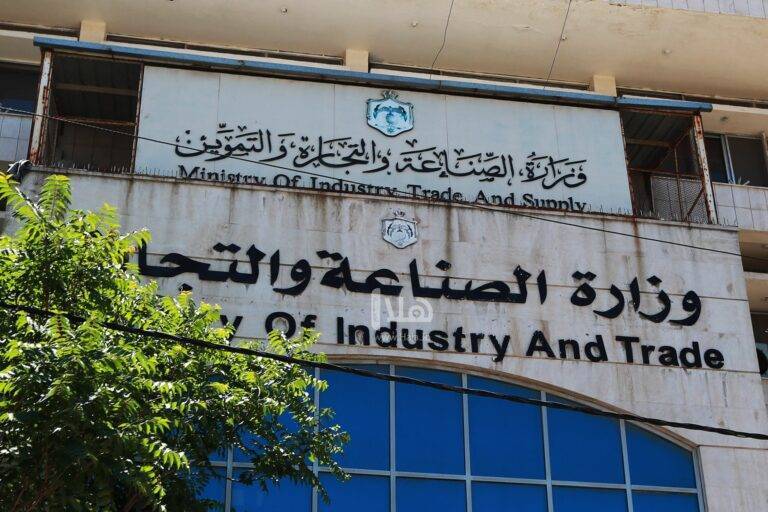 الصناعة: مراقبة الأسواق خلال العيد ولا تهاون بحق المخالفين