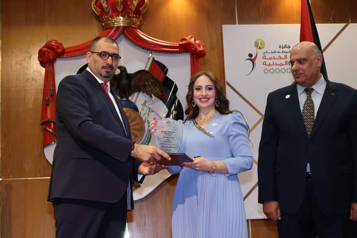 تهنئة للموظفة م. اسيل الجدع على حصولها جائزة الموظف المثالي _صور