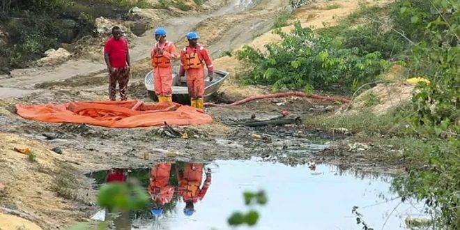 تسرب نفطي من خط أنابيب شل يلوث نهراً ومزارع في نيجيريا