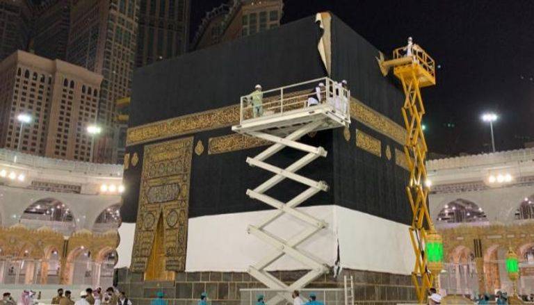 بدء إجراءات استبدال كسوة الكعبة الشريفة