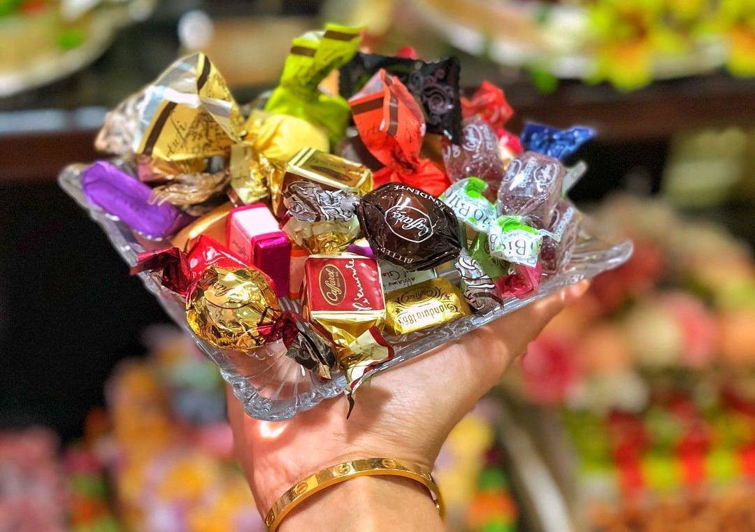 استعدادا للعيد .. إقبال على شراء الحلويات والشوكولاتة