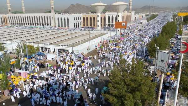 حجاج في عرفات: تنظيم مميز وخدمات استثنائية