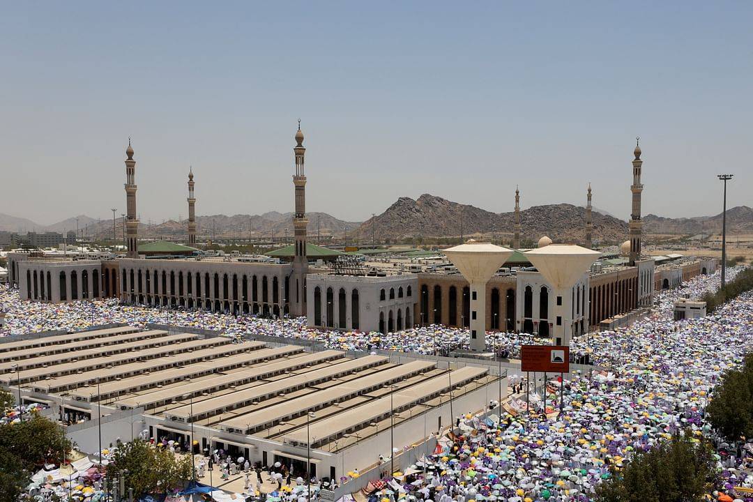 الحجيج يوثقون بعدسات هواتفهم الذكية اللحظات الإيمانية في مشعر عرفات