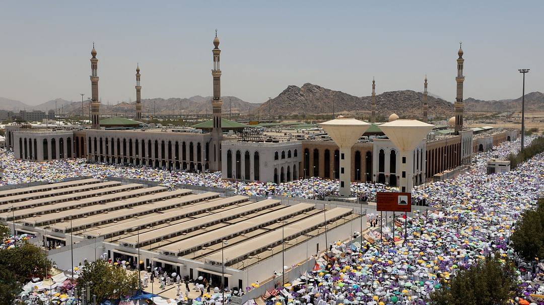 الحجاج يرمون جمرة العقبة الكبرى في ختام موسم الحج