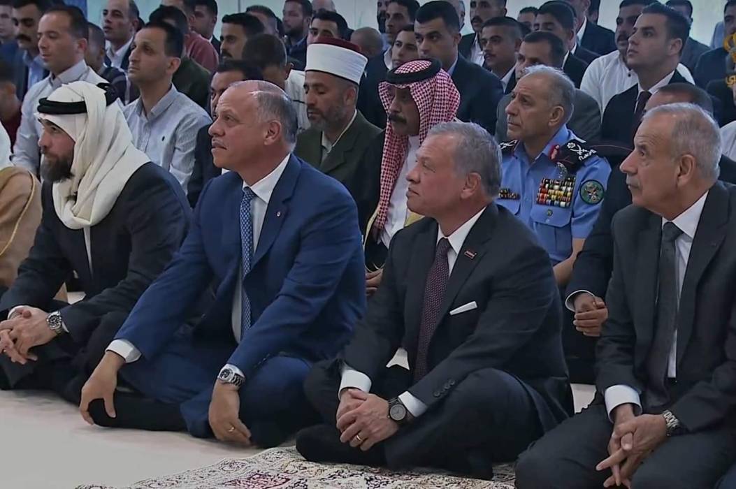 الملك يؤدي صلاة عيد الأضحى في مسجد الهاشمية
