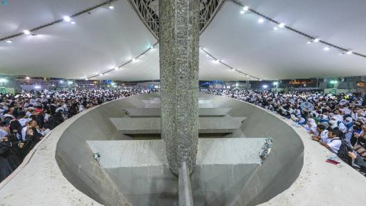 الحجاج يرمون جمرة العقبة الكبرى في ختام موسم الحج