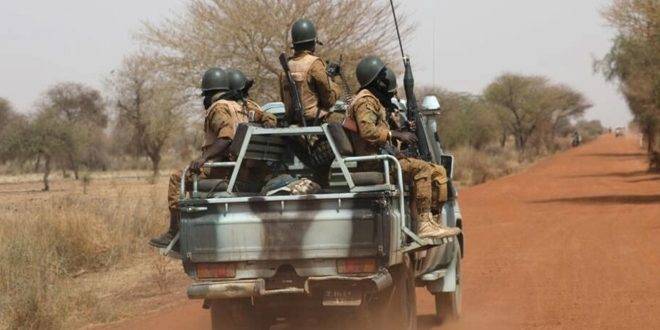 مقتل 34 عسكرياً في كمين استهدف قافلة إمدادات في بوركينا فاسو