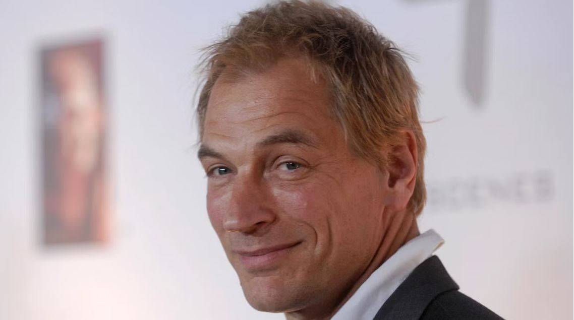 تأكد وفاة الممثل البريطاني جوليان ساندز بعد شهور من اختفائه