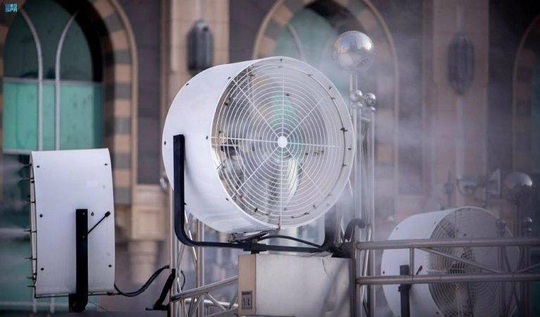 السعودية ..250 مروحة رذاذ لتلطيف أجواء المسجد الحرام
