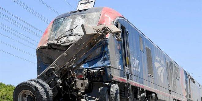 إصابة 16 شخصاً إثر حادث تصادم قطار بشاحنة في ولاية كاليفورنيا الأمريكية