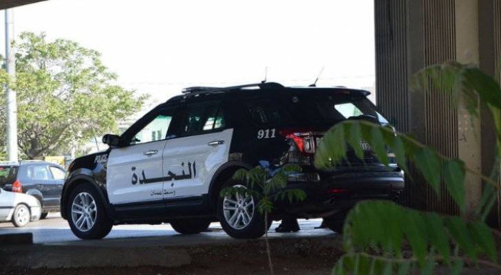 شخص يقتل زوجته طعنًا في الزرقاء