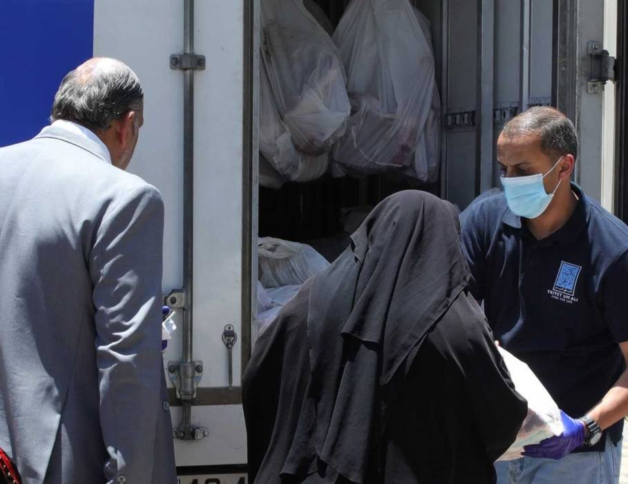 تكية أم علي تباشر بتوزيع لحوم الأضاحي على 3480 أسرة