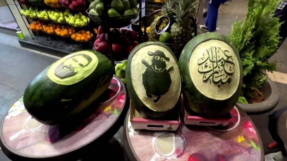 أنس الهندي ينقش أعمالا فنية على البطيخ وسط العاصمة عمان