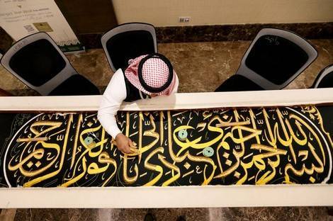 صناعة كسوة الكعبة المشرّفة .. تقليد إسلامي ينقله الأب إلى الابن