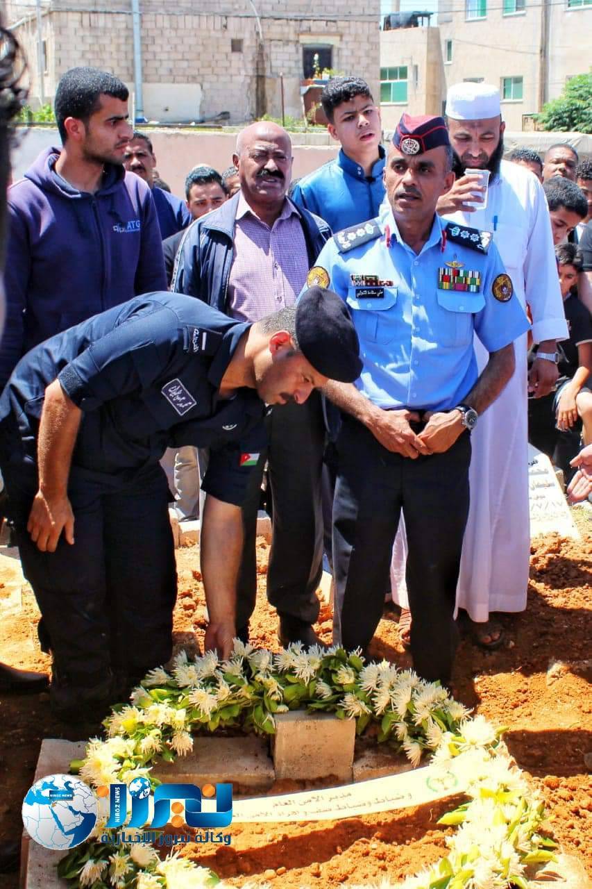 العقيد علي الثوابي يشارك في تشييع جثمان الملازم أول أنور عبد الرحمن...صور