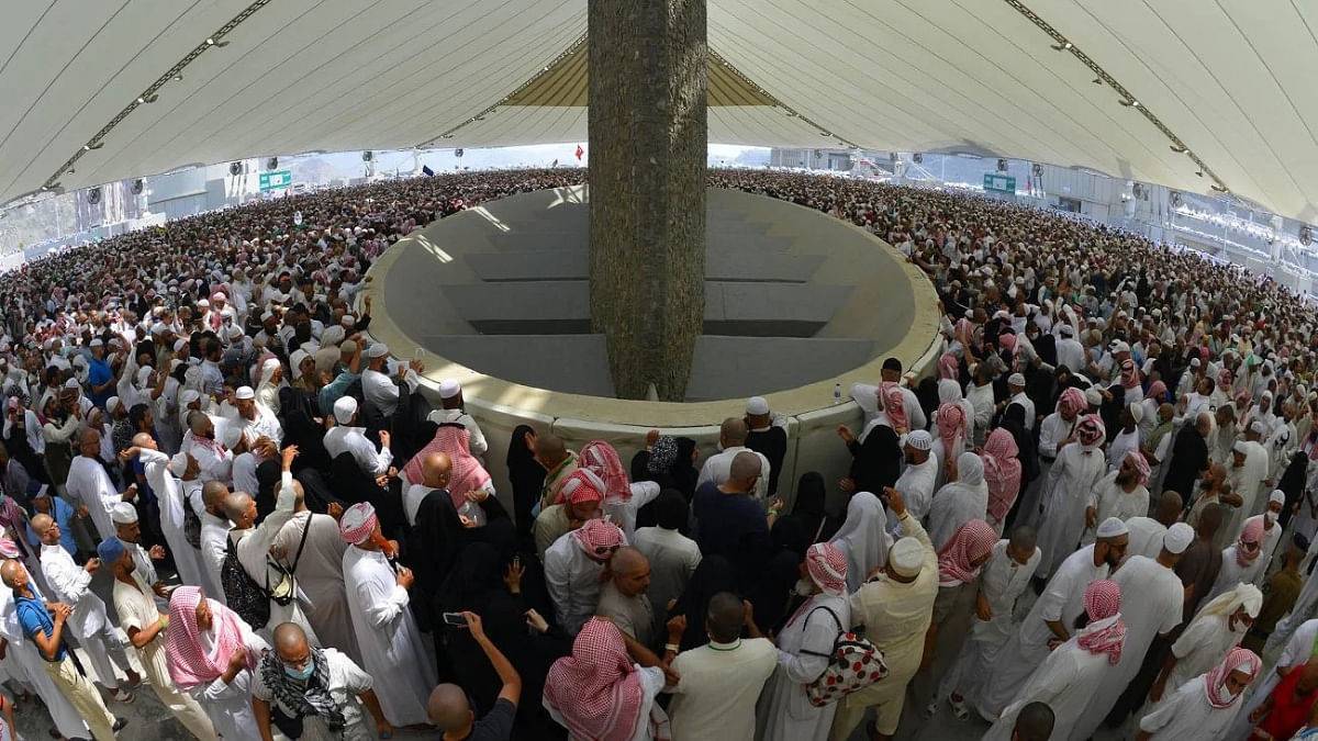 لفتة إنسانية من الأمير سلطان بن سلمان تجاه طفلة خلال رمي الجمرات