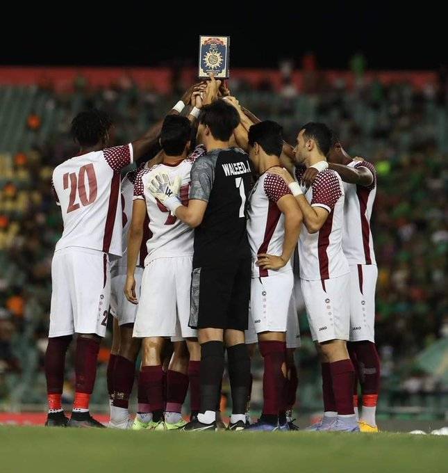 لاعبون في الدوري العراقي يحملون المصحف رداً على المتطرفين السويديين_صور