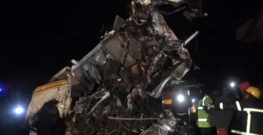 51 قتيلا بحادث مروري في كينيا.. وفيديو لما بعد الكارثة