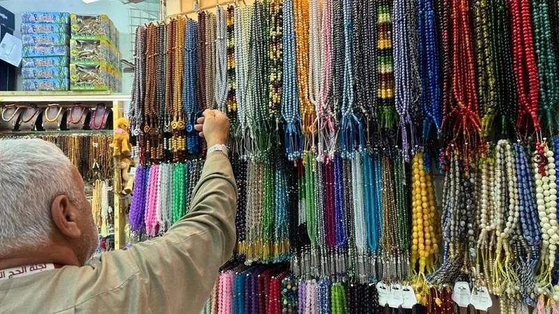 الحجاج المغادرون يتسابقون على شراء الهدايا من مكة