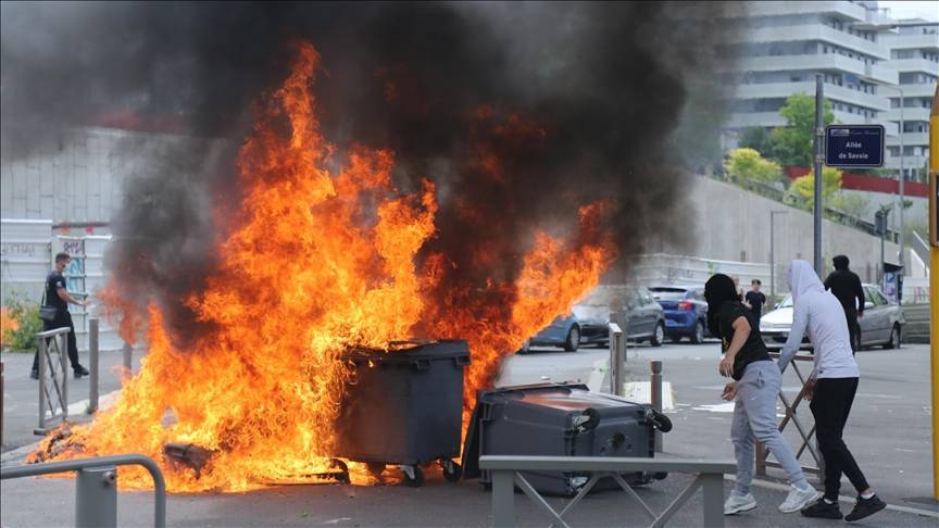 الإمارات تدعو إلى التهدئة في فرنسا