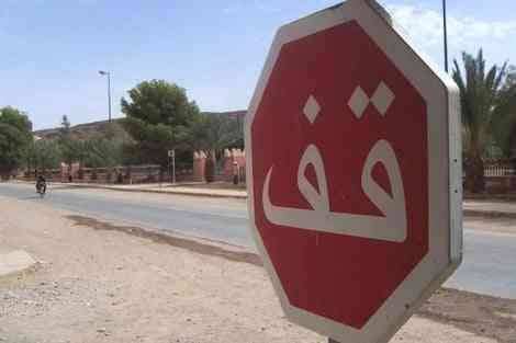 خلع وتحطيم إشارة قف في عمّان