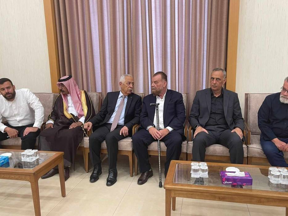 العيسوي ينقل تعازي الملك وولي العهد إلى عشيرة الفانوس ...صور