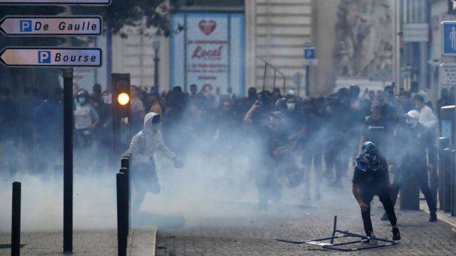 الحمايدة: تعرض مصالح تعود لأردنيين بفرنسا للنهب والتكسير