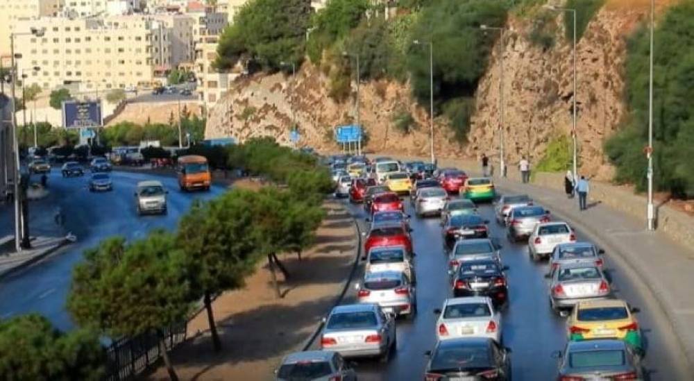 إزدحام مروري بسبب تدهور مركبة على طريق المطار