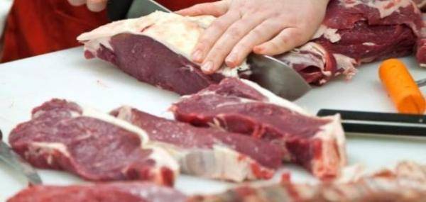 عريس يوزع لحوم الأضاحي بدلا من حفل الزفاف