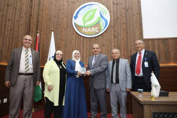 باحثون في الوطني للبحوث الزراعية يحصدون جائزة الموظف المثالي