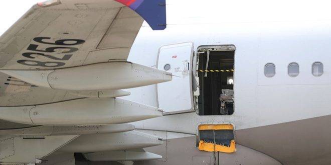 مسافر يحاول فتح باب طائرة خلال إقلاعها من كرواتيا يثير حالة من الذعر