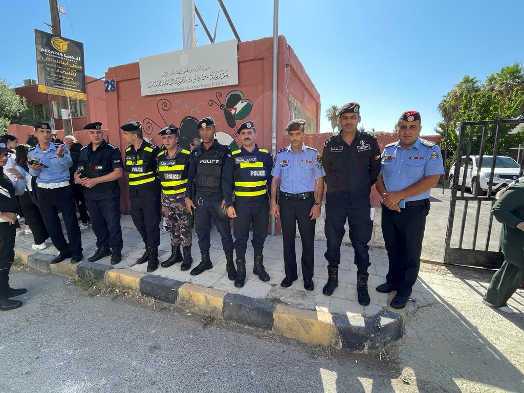 بالصور توزيع المياه على طلاب التوجيهي من قبل أعضاء   محلي أمن الشميساني 