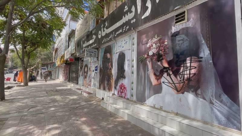 طالبان تصدر أمراً بإغلاق مراكز التجميل في أفغانستان