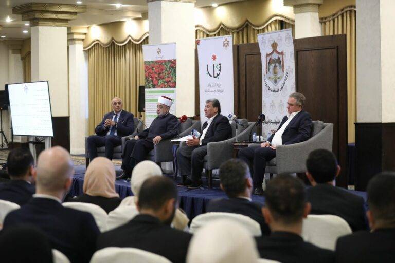 وزارء يحاورون عددا من طلبة جامعة لايدن الهولندية