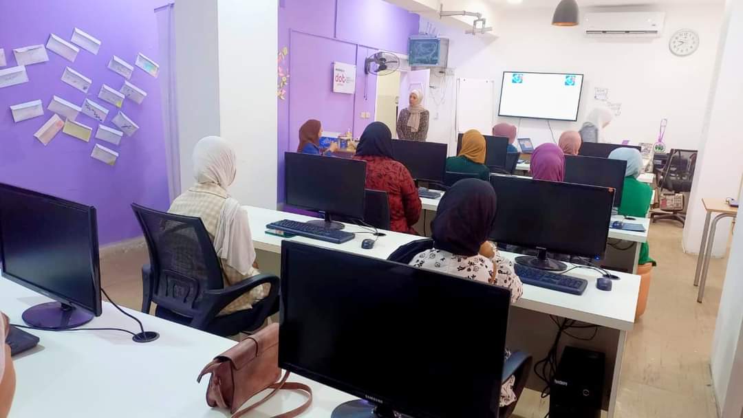 محاضرة عن استخدام وسائل التواصل الاجتماعي في مركز شباب وشابات ذات راس