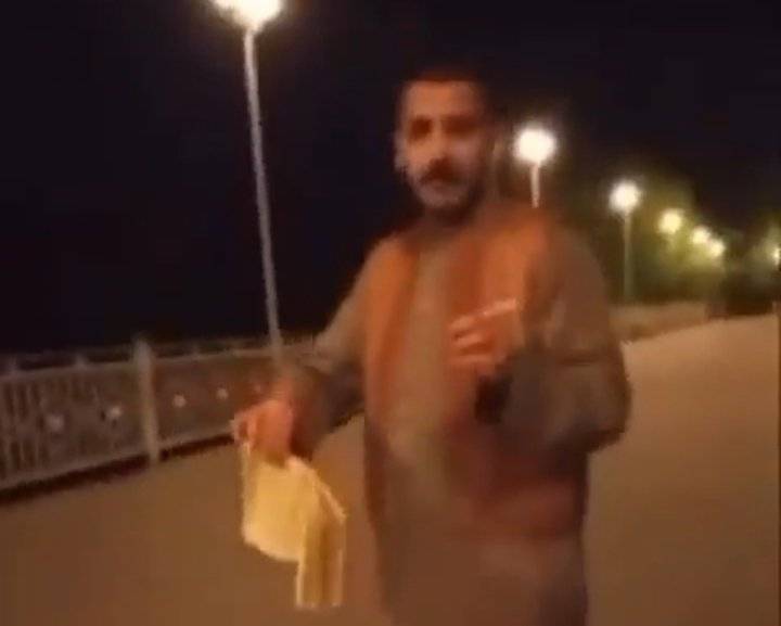 مصري يدوس على القرآن الكريم ويسكب الخمر عليه(صور)