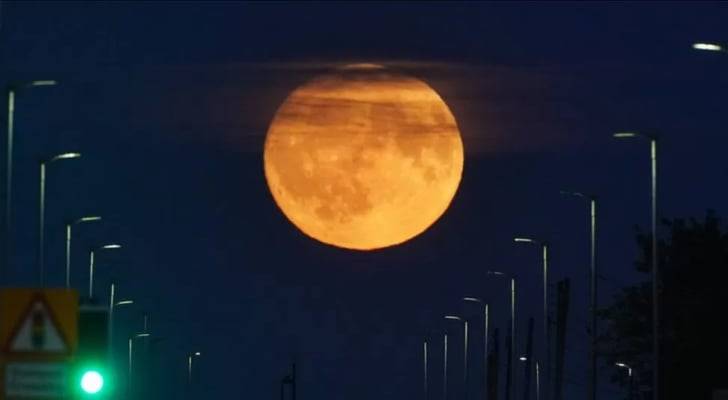 ظهور البدر العملاق الأول لهذا العام يثير إعجاب مراقبي السماء