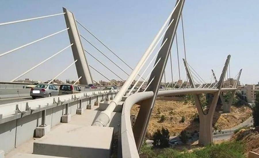 شخص يهدد بالانتحار من أعلى جسر عبدون ويتسبب بأزمة سير خانقة
