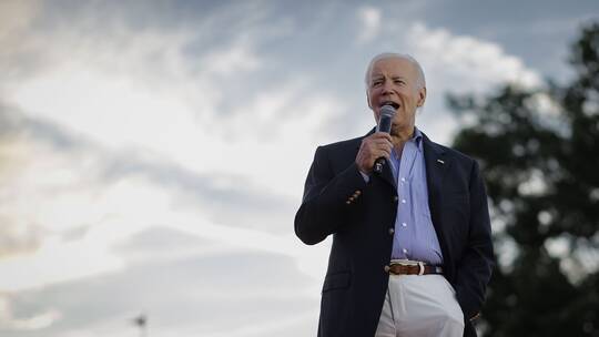 سخرية من سلوك الغريب بايدن بعد خطابه لعائلات قدامى المحاربين