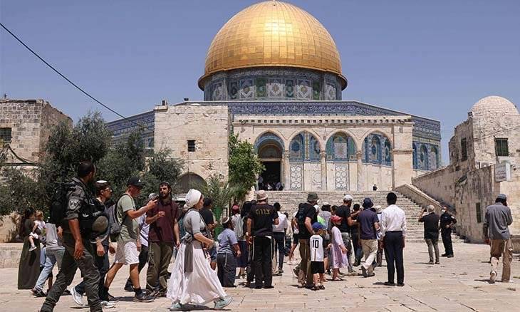 مستوطنون متطرفون برفقة وزير سابق يقتحمون باحات الأقصى