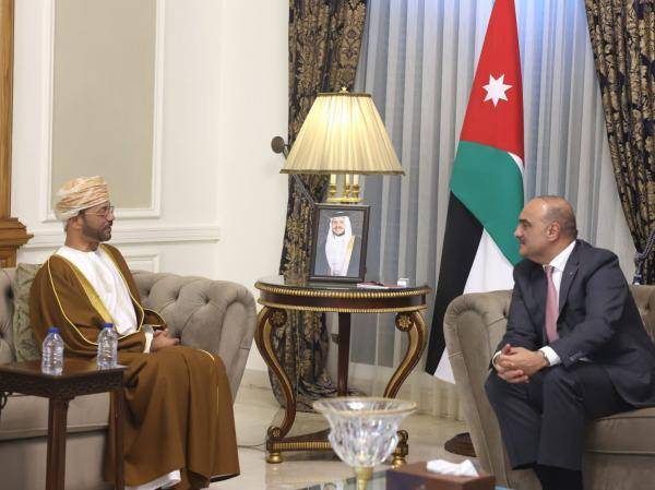 الخصاونة يستقبل وزير الخارجية العماني
