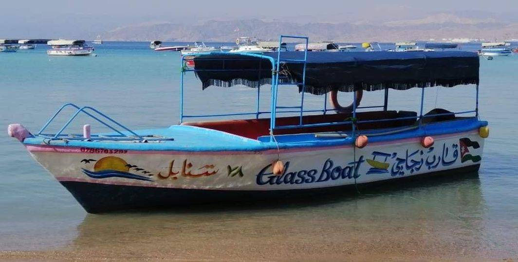 قارب زجاجي يدهس سائحا ألمانيا على شاطئ الغندور في العقبة